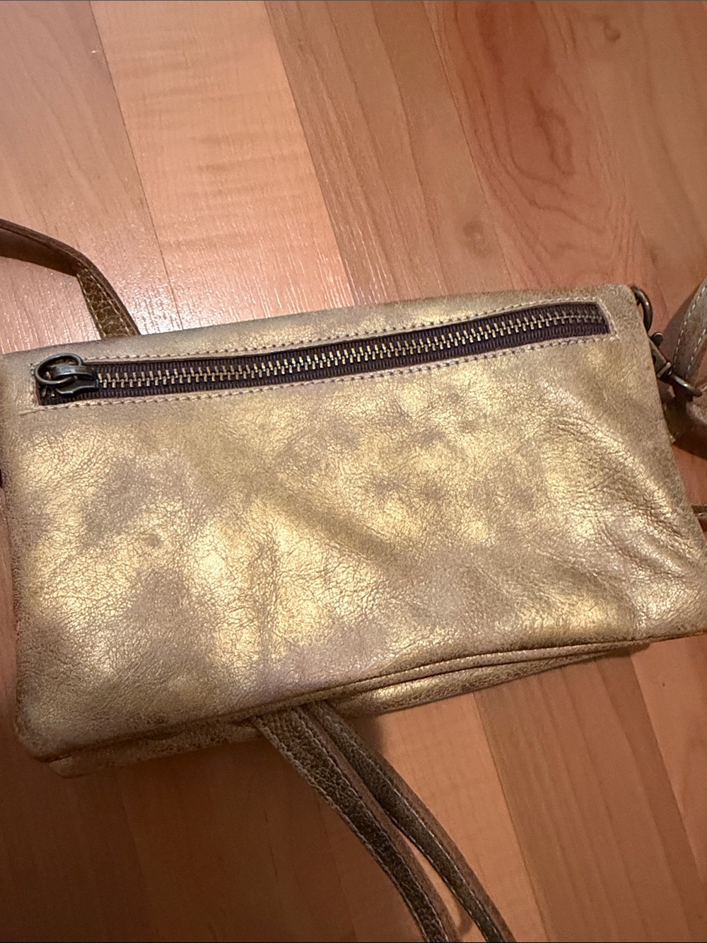 Bed Stu Metallic Gold Crossbody Wallet - Picture 5 of 6